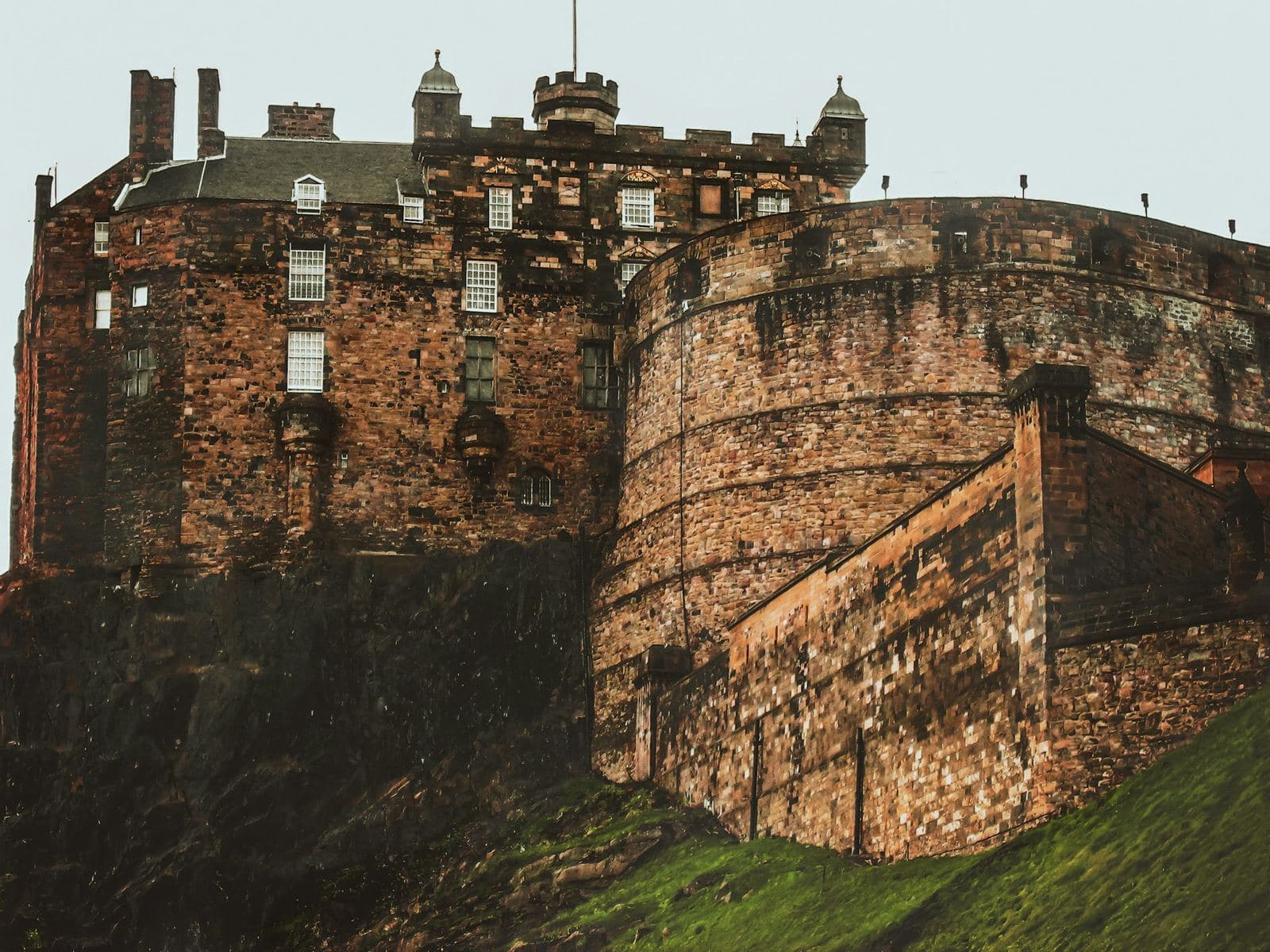 Edinburgh Castle on its rock above the city, home of the Royal Edinburgh Military Tattoo. Photo by K. Mitch Hodge on Unsplash (unsplash.com/@kmitchhodge)
