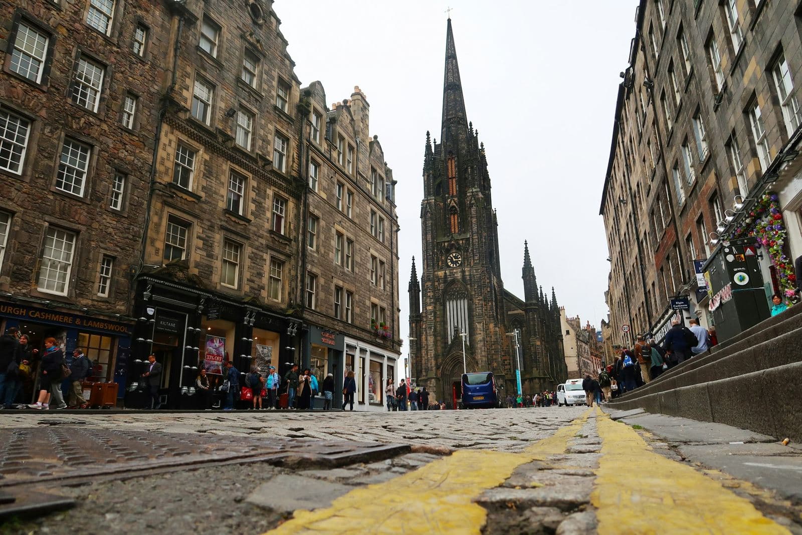 Visitors walking along the cobbled Royal Mile in Edinburgh's Old Town. Photo by Emran Yousof on Unsplash (unsplash.com/@emranyousof).