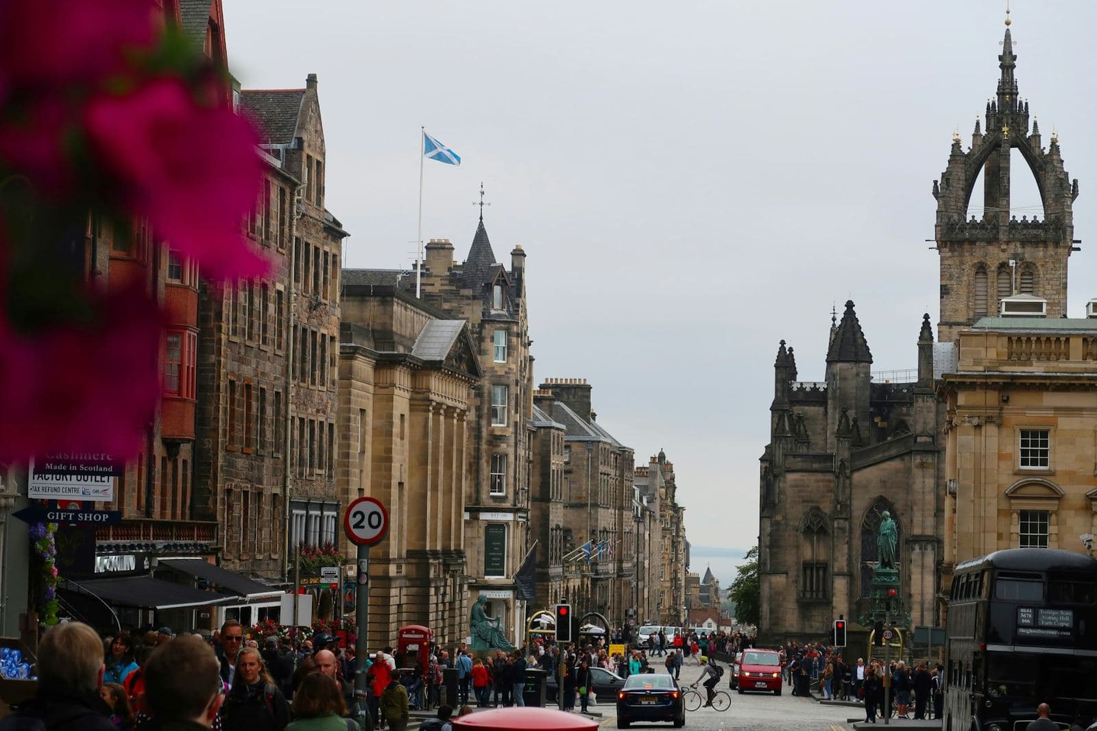 Crowds walking down the Royal Mile in Edinburgh's Old Town. Photo by Emran Yousof on Unsplash (unsplash.com/@emranyousof)