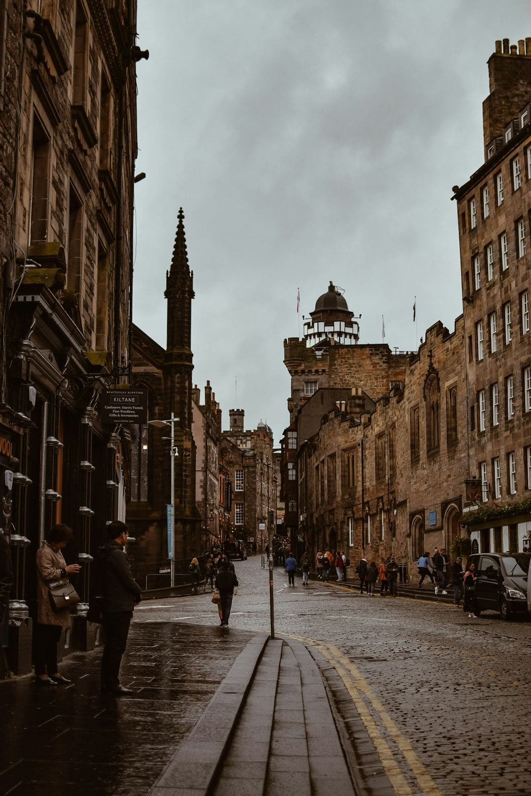People walking along a busy Edinburgh street in daytime. Photo by Jamie Wheeler on Unsplash (unsplash.com/@jwheelerdesign)
