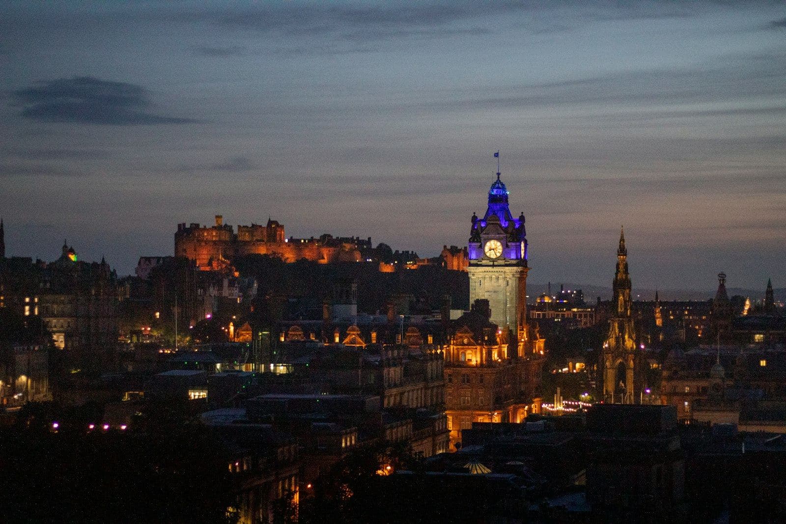 Edinburgh Castle and Old Town skyline at dusk with city lights. Photo by Rob Wingate on Unsplash (unsplash.com/@robwingate)